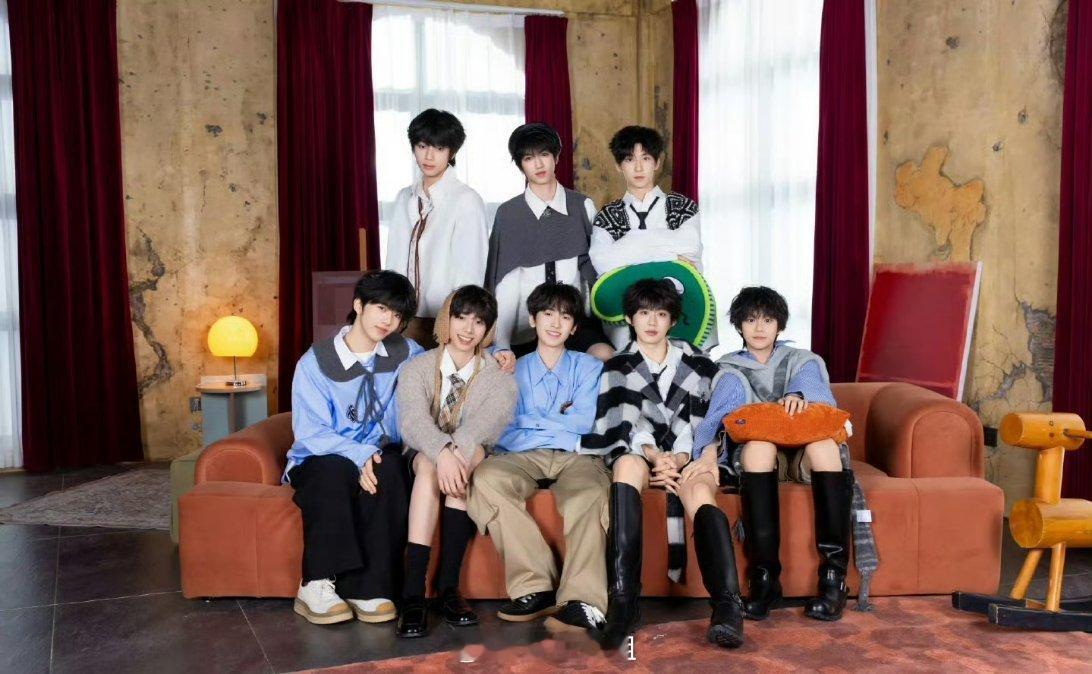 TF四代的大合照来了，好像每一个长的都不太一样，但好像又分不太清楚谁是谁的感觉，