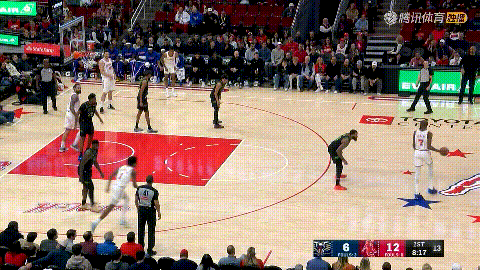 火箭超级巨星杜兰特真是手感滚烫！在今天火箭主场迎战鹈鹕的比赛中，当时比赛进行到了