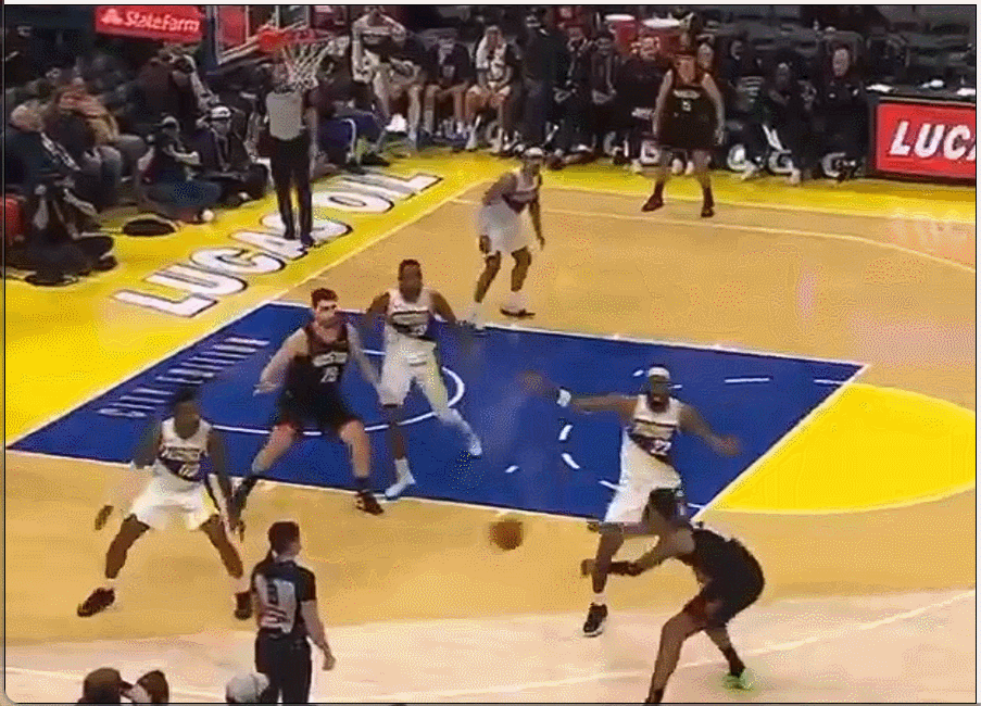 妙啊！申京这球太像当年的姚明了！
在今天NBA常规赛火箭对阵步行者的第三节比赛中