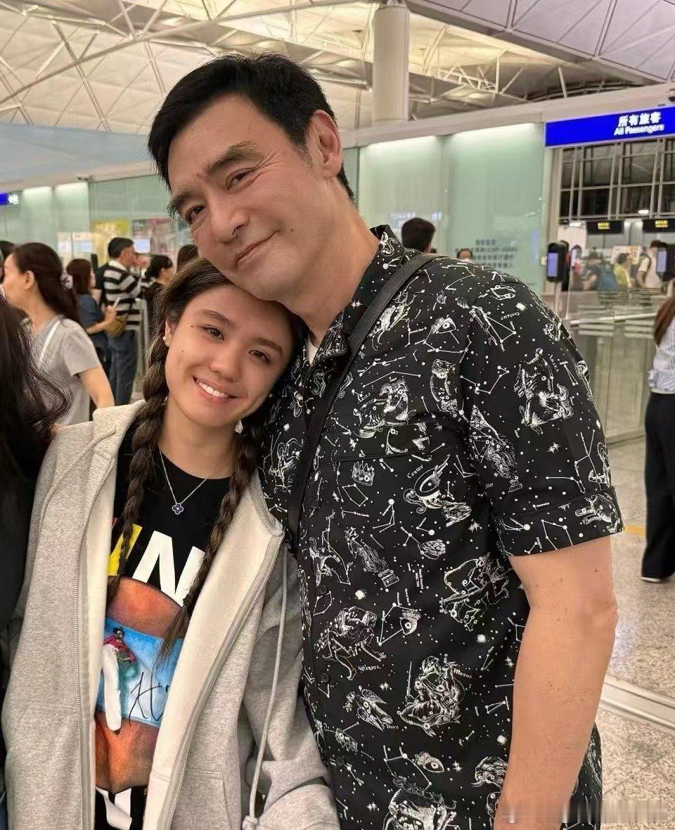 72岁钟镇涛探班女儿彩排72岁钟镇涛的“追娃现场”太好哭！顶着热天站台下听女儿唱