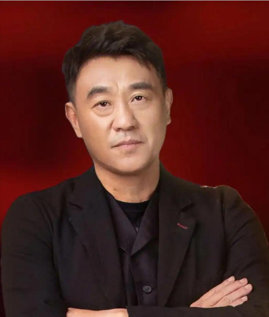 1997年，穷困潦倒的演员何冰重逢多年未见的初中女同学李海洋，对方见面就打趣说：