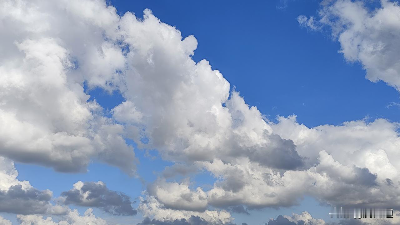 分享一张相册里随手拍的天空蓝天白云随风飘