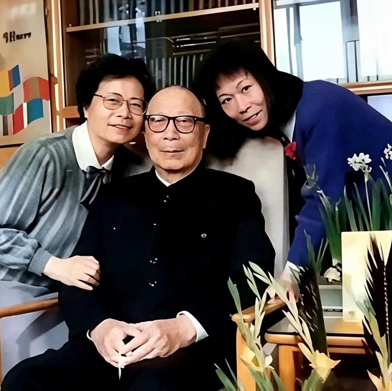 1990年，聂荣臻元帅与外孙女聂菲，以及女儿聂力的合影照。聂菲是聂力和丁衡高的独