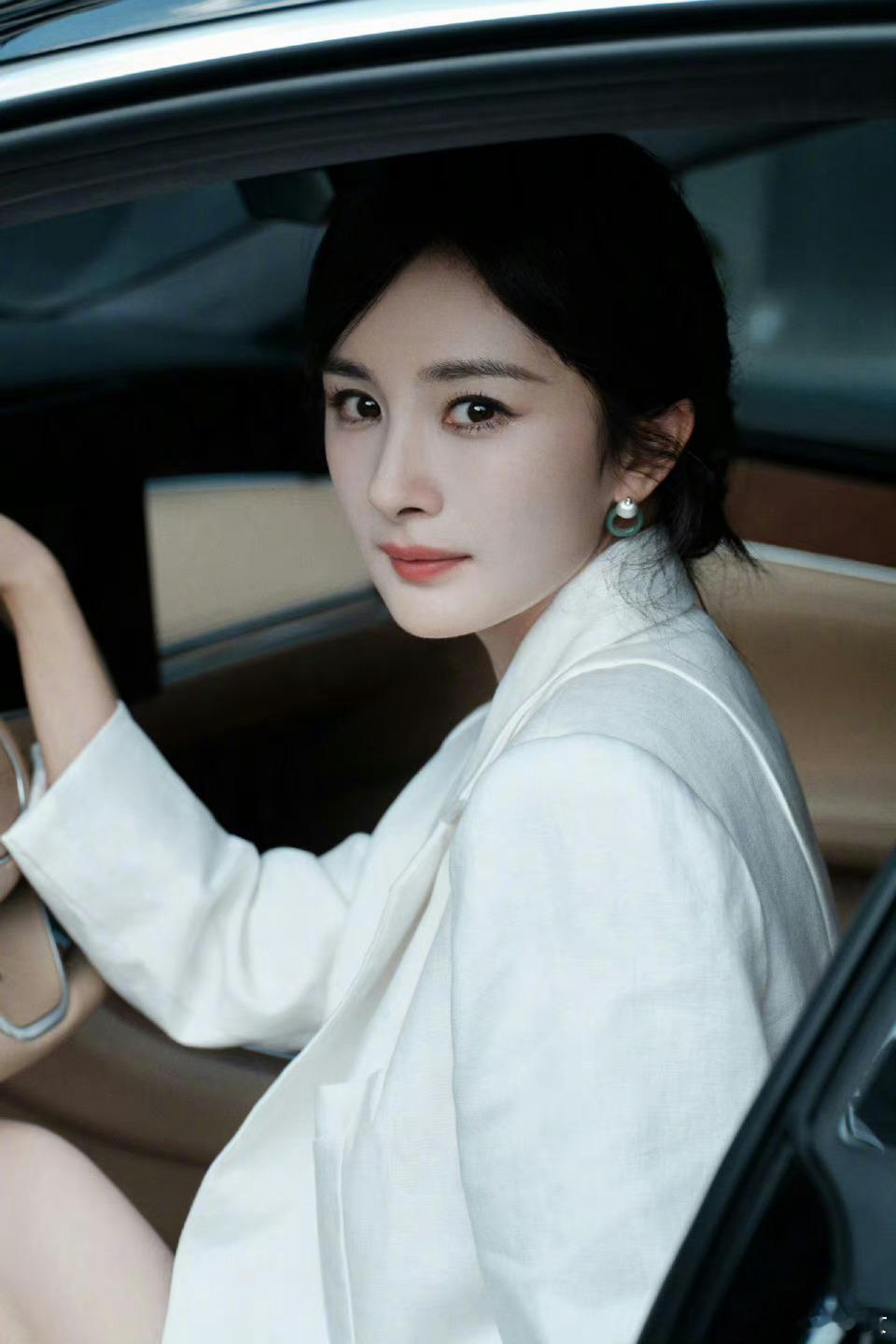 #杨幂露腿白西装# 姐姐的腿真的超长，快溢出屏幕了，很吸睛，白色西装干净利落，飒