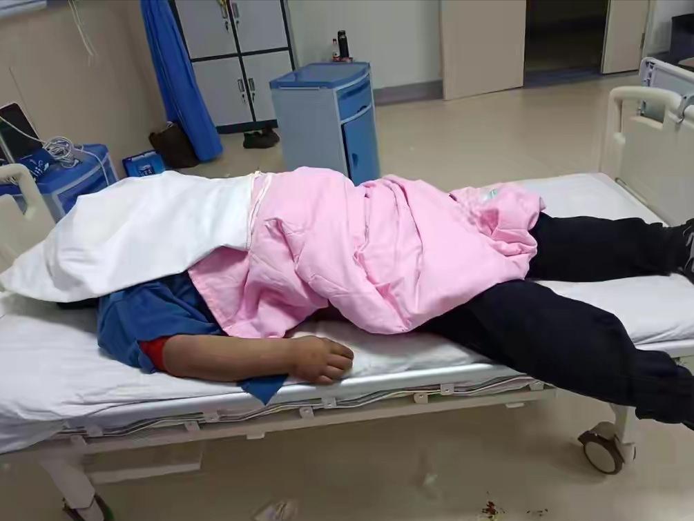 陕西榆林一41岁男子因感冒咳嗽住院，诊断为轻微支气管炎。住院第3天凌晨，护士为其