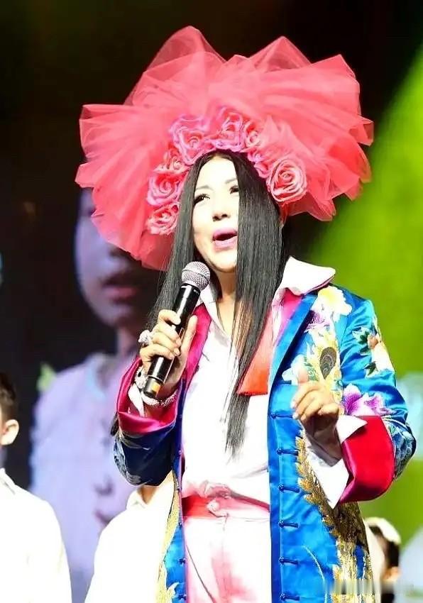 女儿国的杨二车娜姆曾经说甲骨文老板拉里·埃里森年轻的时候追过她，还带她去见过乔布