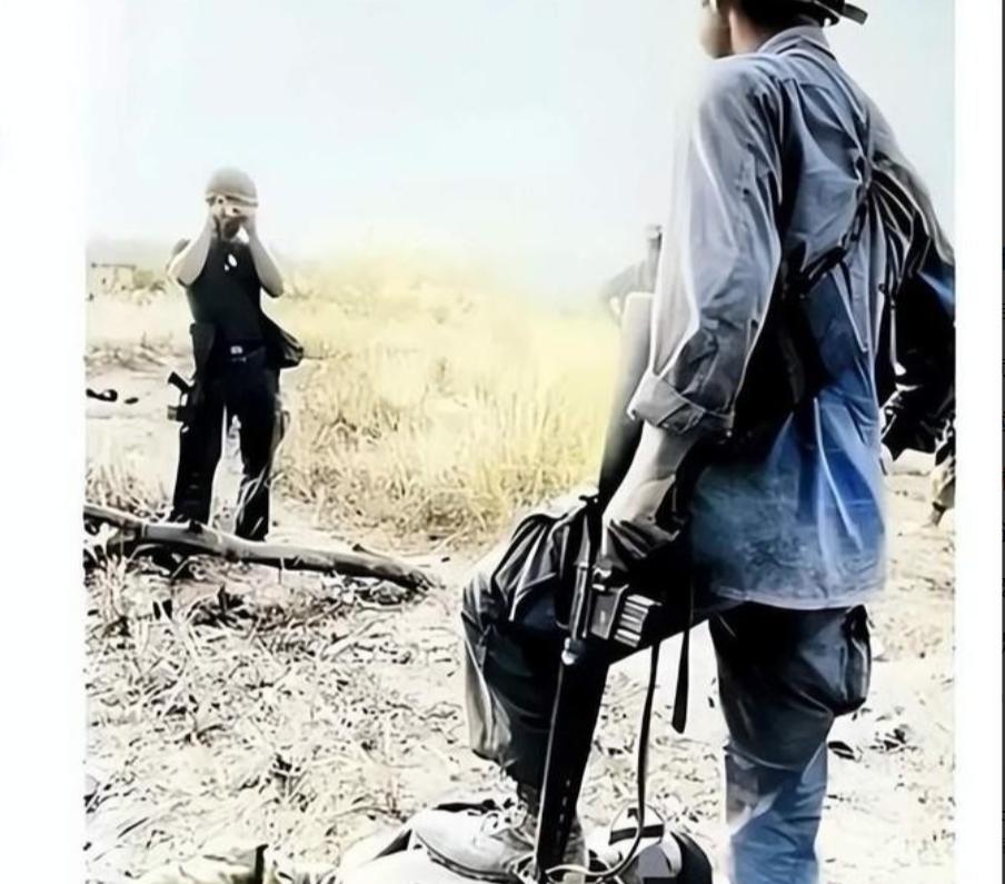 1972年，一个越南女兵的尸体静静躺在战场上，美军士兵为了炫耀，不仅扒掉她的裤子