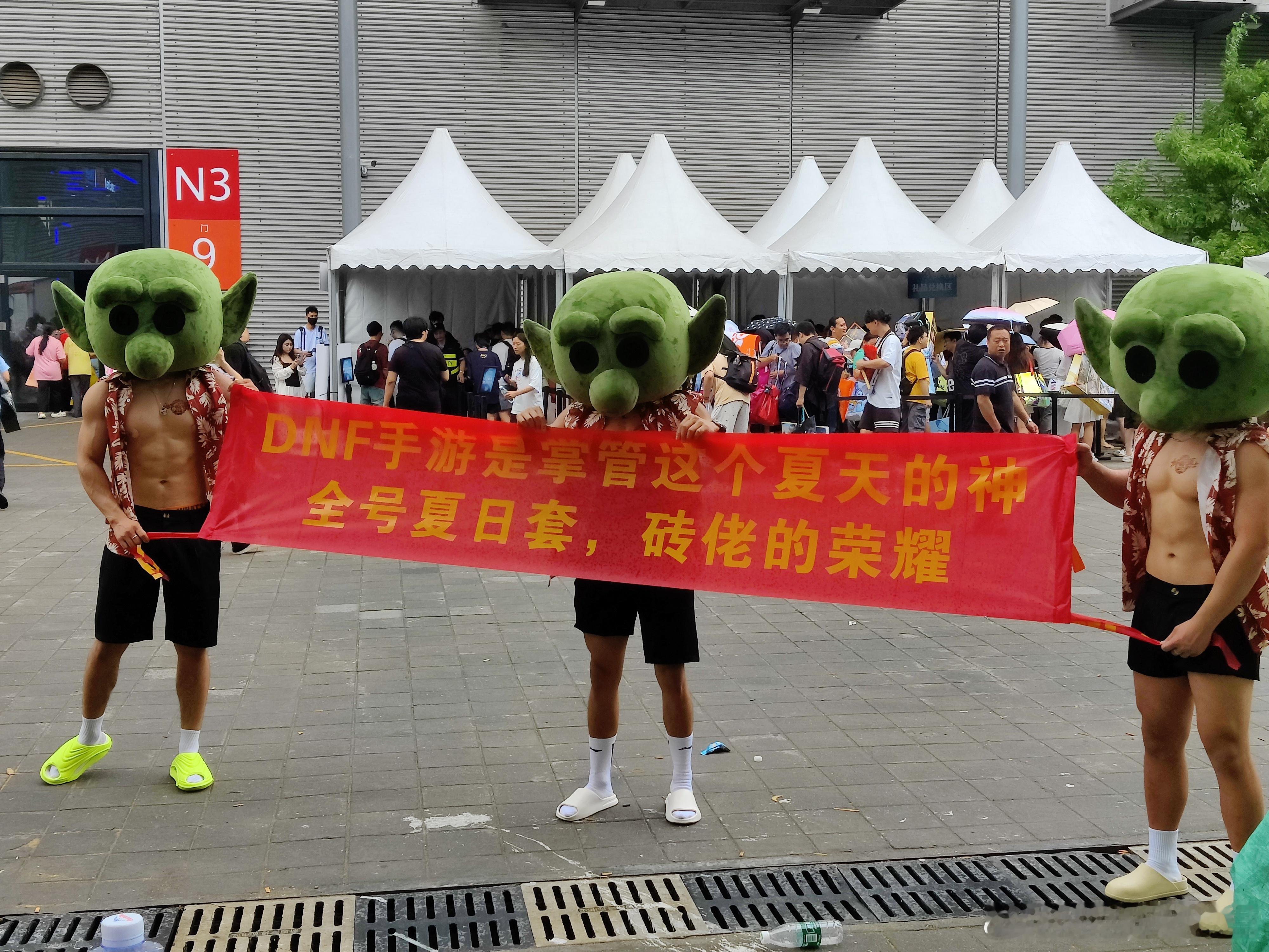 #在漫展现场打团本##DNF雾神哥布林跨服同框# 什么？听说这次CJ现场有肌肉哥