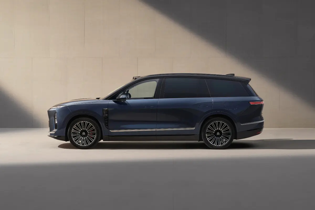 刚去试驾了新款蔚来ES8，排队排到傍晚都不觉得亏～ 家庭用着是真省心，前备箱+后