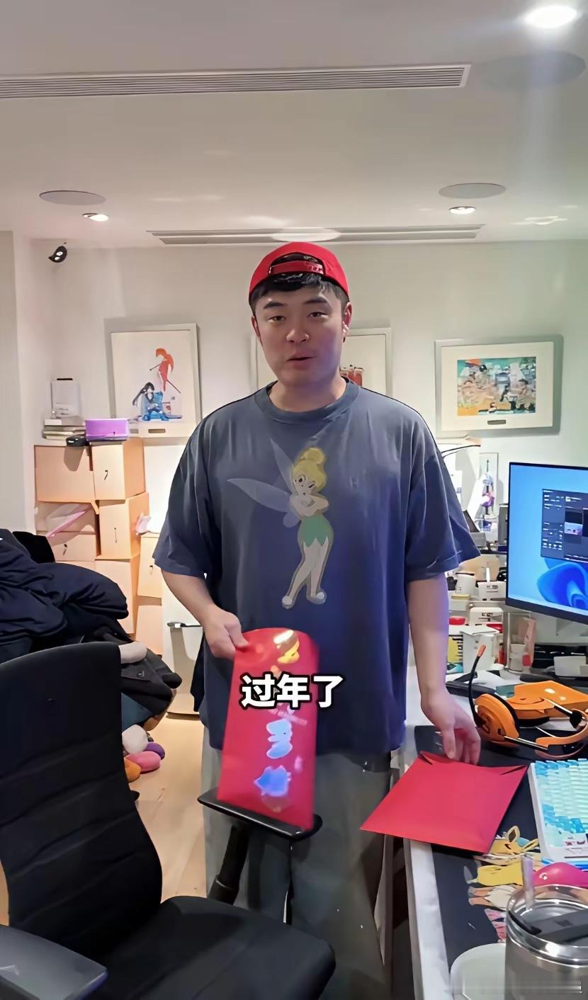 陈赫把两个厚信封拍在桌上，对女儿说：今年压岁钱，规则变了。大女儿安安眼睛一亮，小