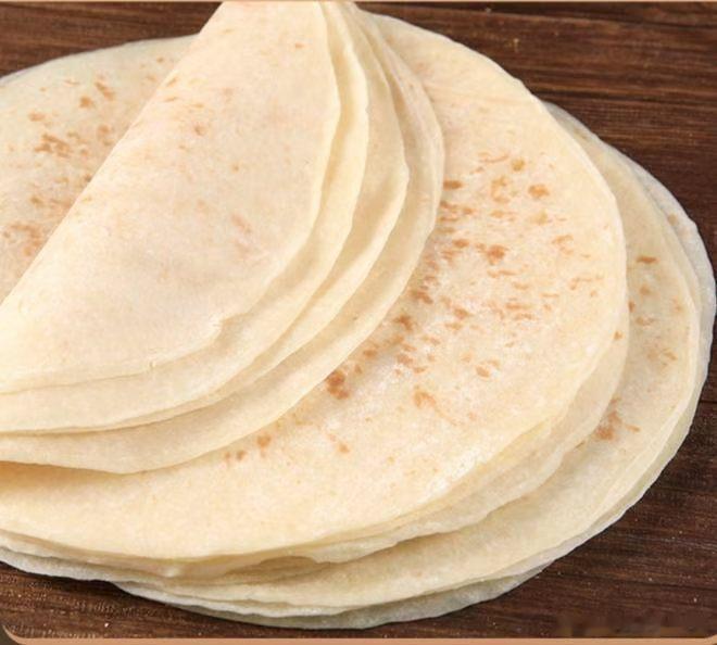 今天素食推荐制作春饼1面粉放在和面盆中醒面10分钟。撒干粉防沾揉成光滑的面团，面