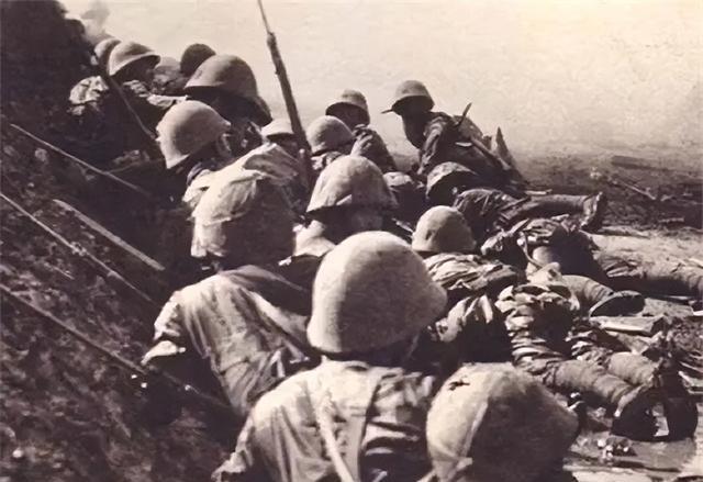 1942年冬，苏北朱家岗，三百名新四军战士在黎明前被千余名日军与伪军悄然包围。