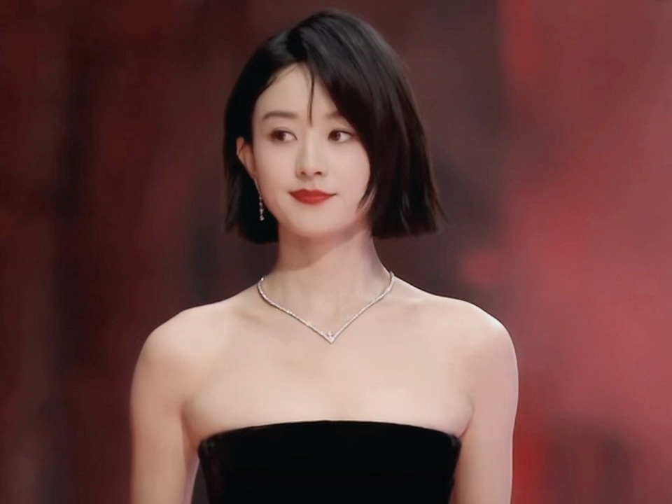 我勒个豆。。赵丽颖红毯这几步大杀四方。。。 