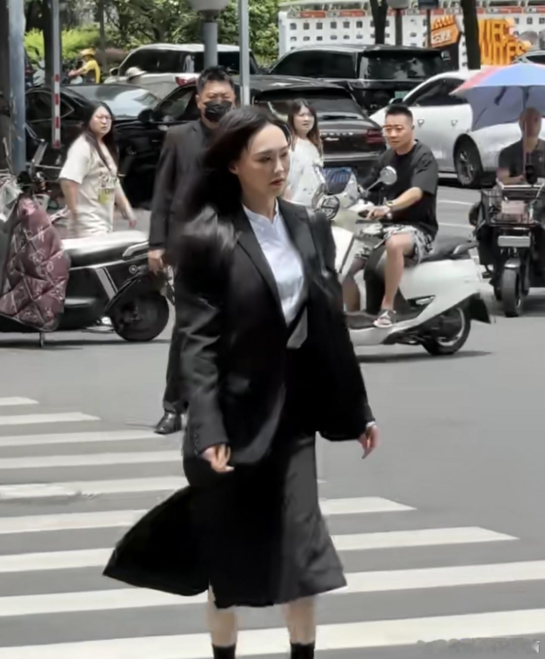 成都38℃高温的83路人：“这谁啊，不热吗，穿芥末多” 