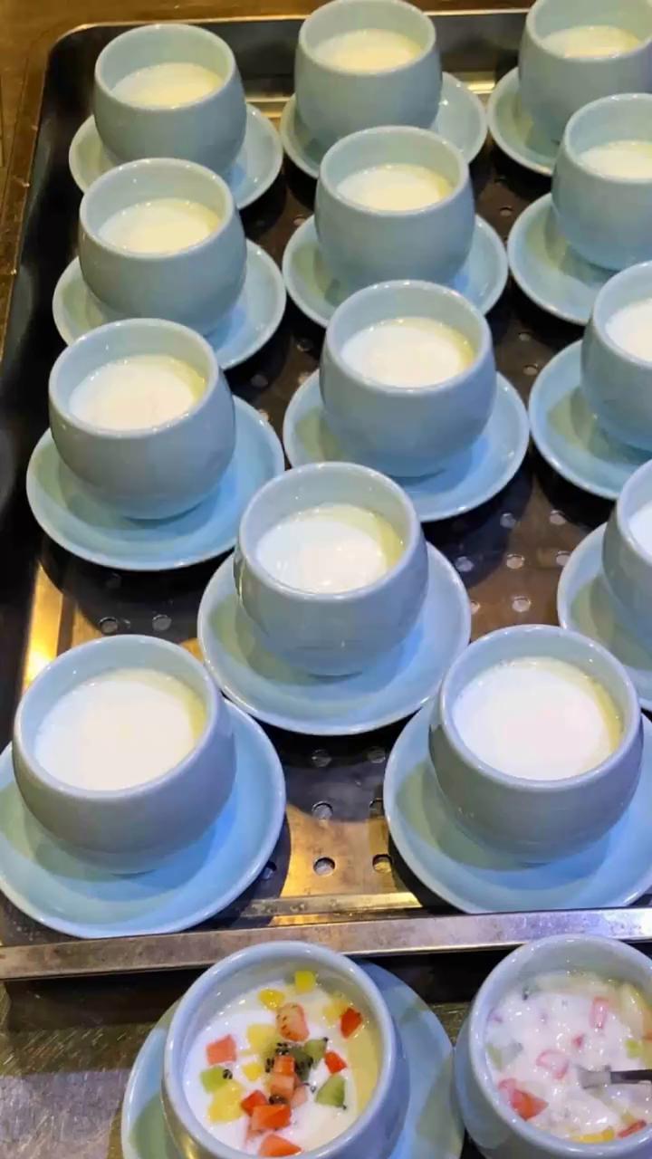 自制老酸奶。
·首先准备纯牛奶，我使的是蒙牛的，蒙牛、伊利3元都可以的，纯牛奶一