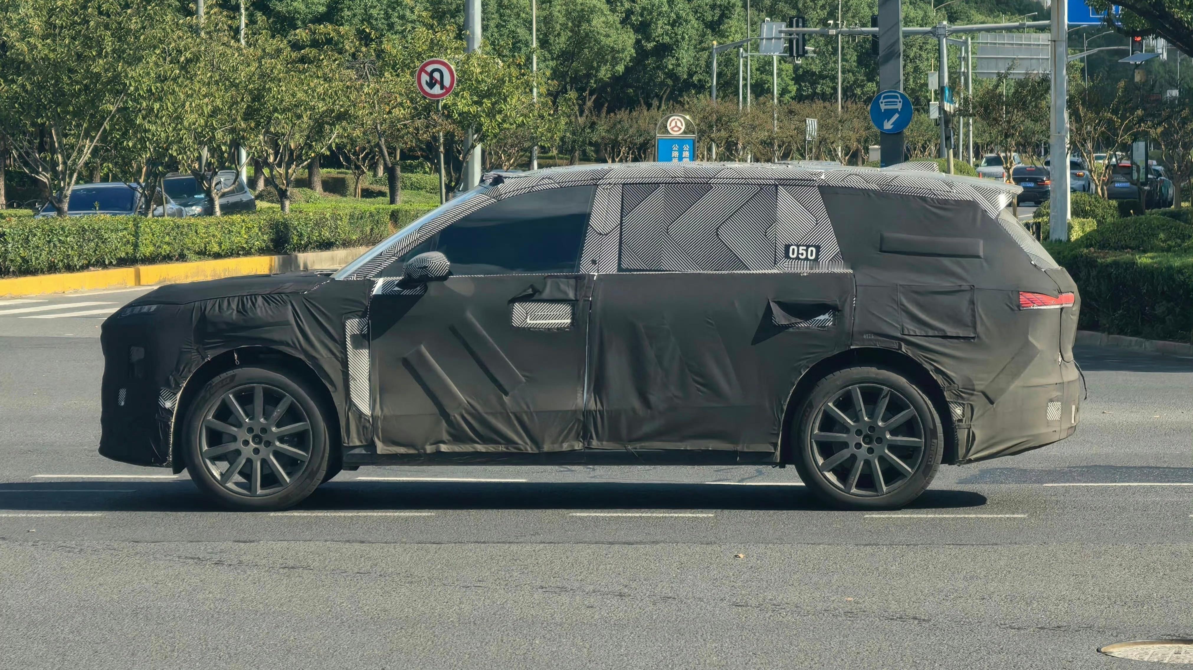 过两天工信部应该就能看到ES9顶级行政旗舰SUV也是国产最高端的纯电SUV 