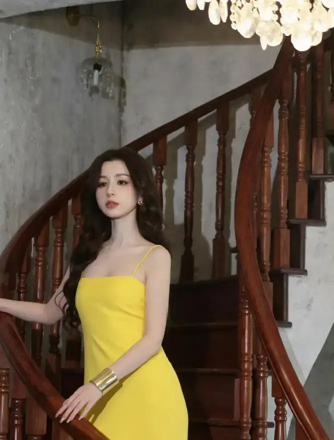 哈尼克孜亮黄吊带裙一出，谁料这刺眼颜色竟藏着显瘦秘密？

明黄色裙子挑得准，鲜亮