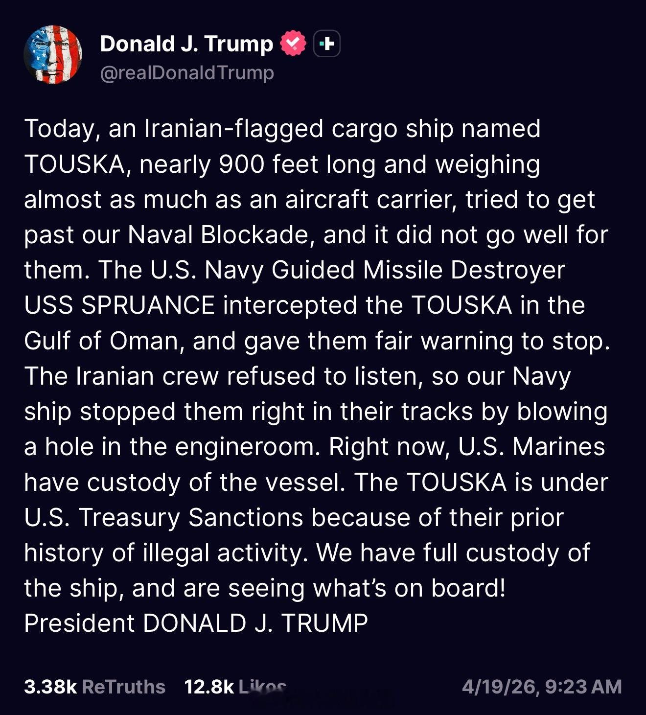 川普周日表示，一艘悬挂伊朗国旗的货船在阿曼湾试图绕过美国海上封锁后，被美军扣押：