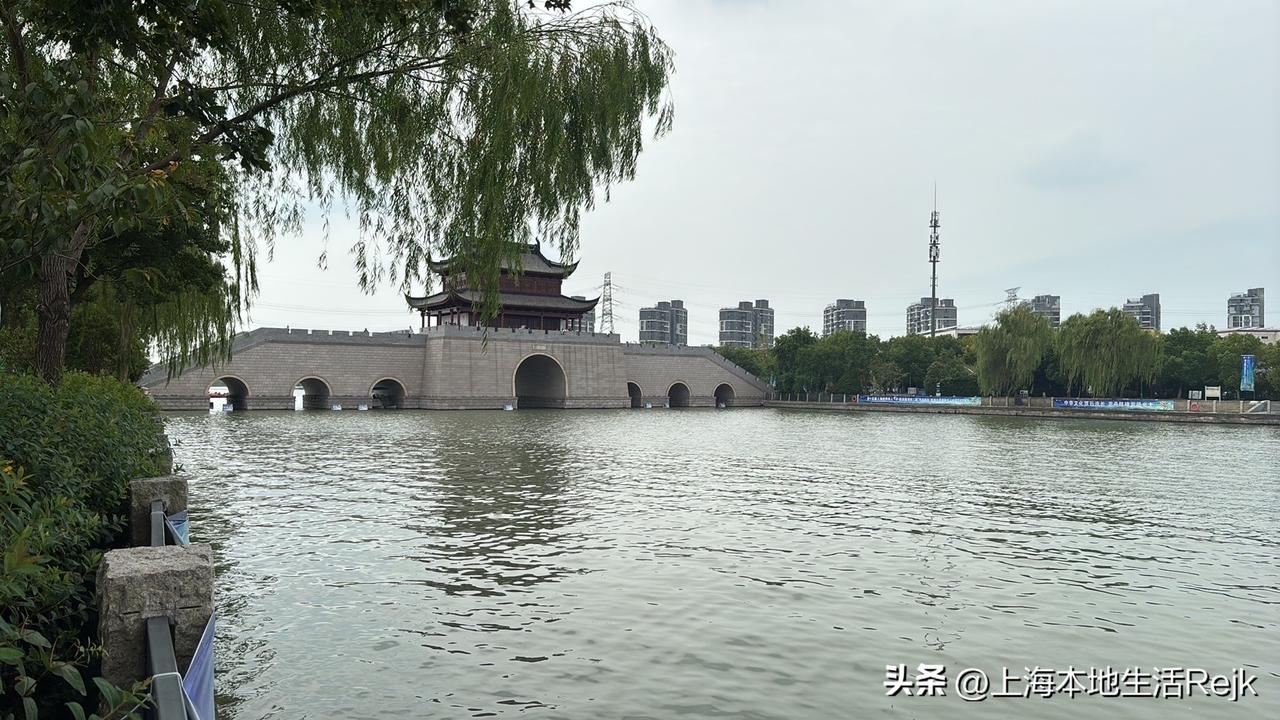 有网友称：上海人都藏起来了吗？在上海外滩、安福路、武康路上都是讲普通话的外地人，