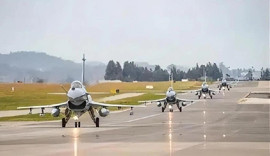 3月13日，解放军报官宣硬核消息：空军特级飞行员武辉，紧急驾机升空，在万米高空极