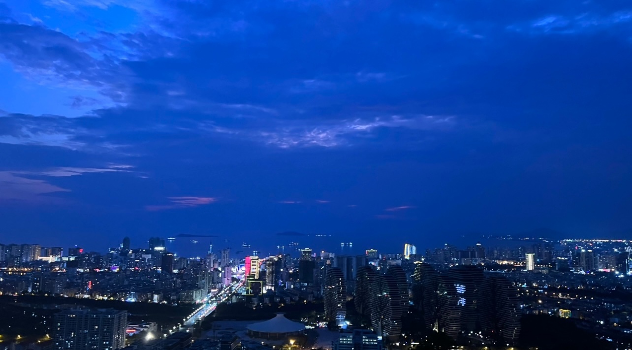 天空的蓝调时刻：让心灵在那一抹抹或浓或淡、或冷或暖的蓝调中，找到与天地共鸣的宁静