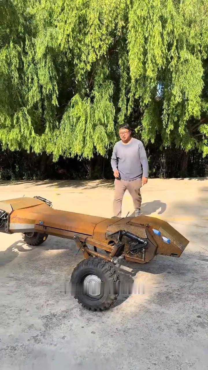 你们的梦中情车它来了，来试试它的运载能力。这是它的转向系统，在腿上了，背动减震。