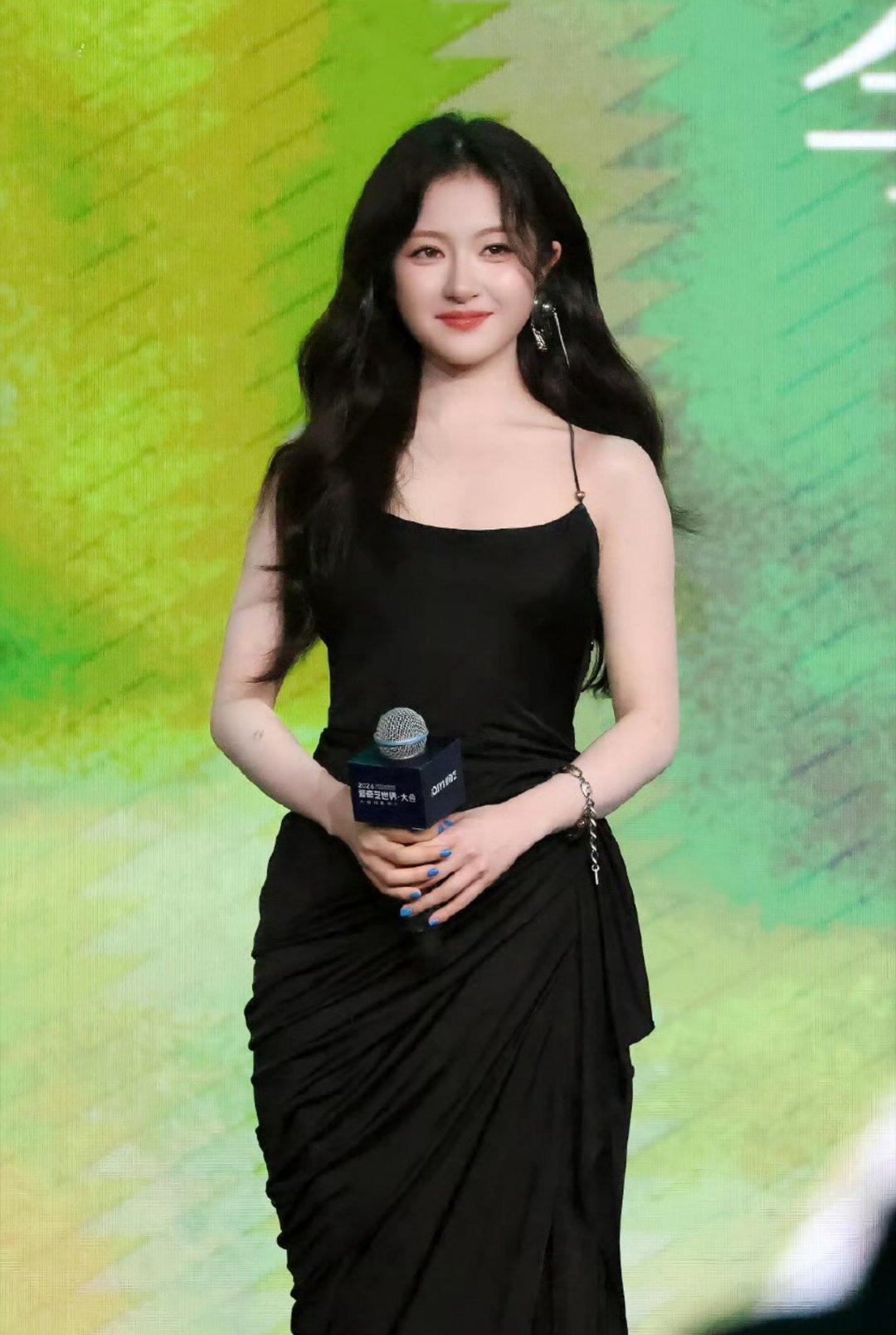 李兰迪吊带黑裙印象里还是余周周的小清新，一转眼就这么有女人味了！吊带黑裙把肩颈线