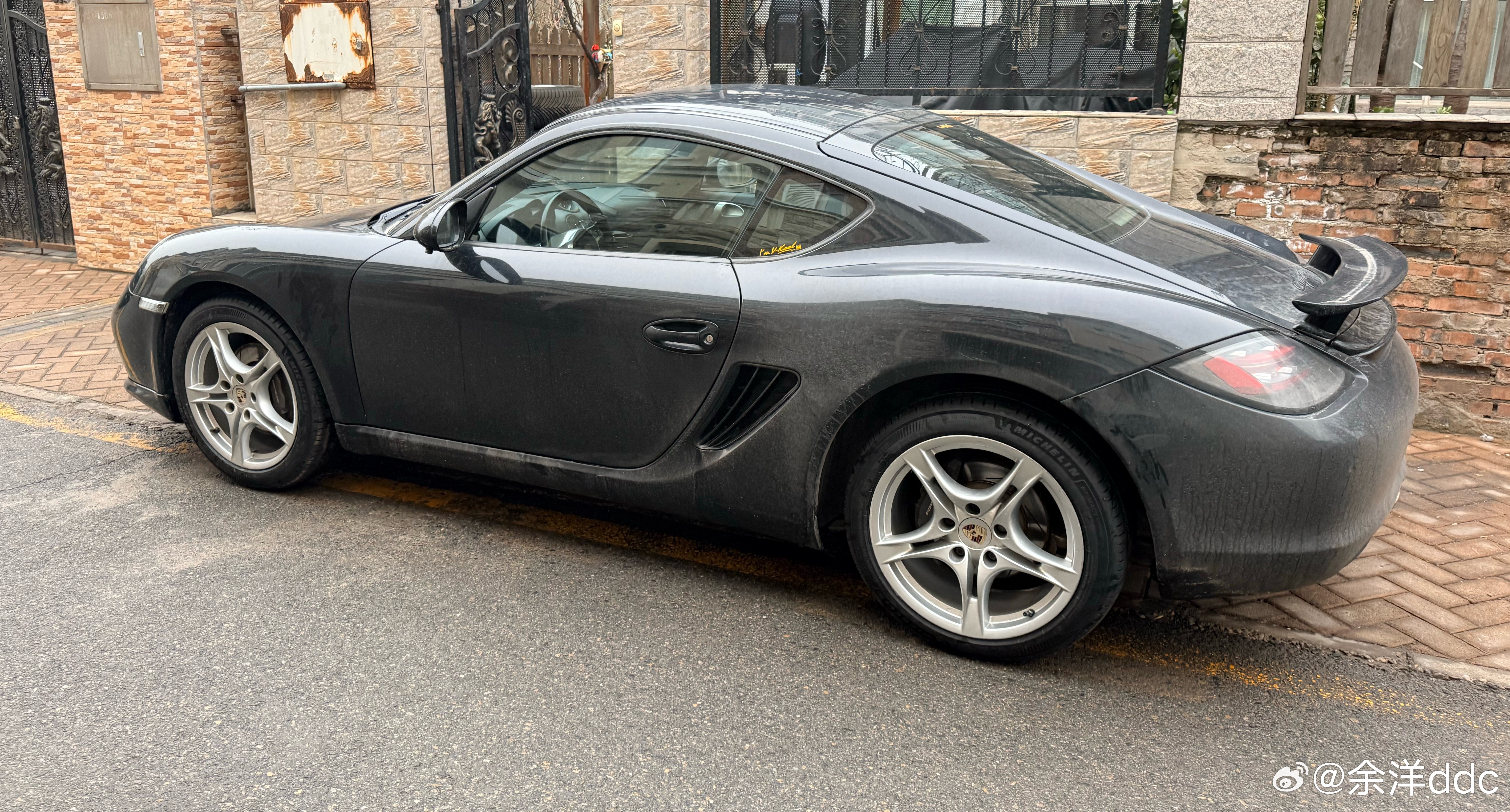 老车轮圈感觉还是银色好看呢 