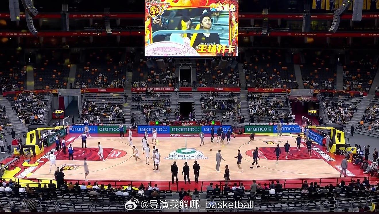 广东球迷这次真生气了，距离比赛还剩下20分钟广东主场上座率非常低广东男篮vs新疆