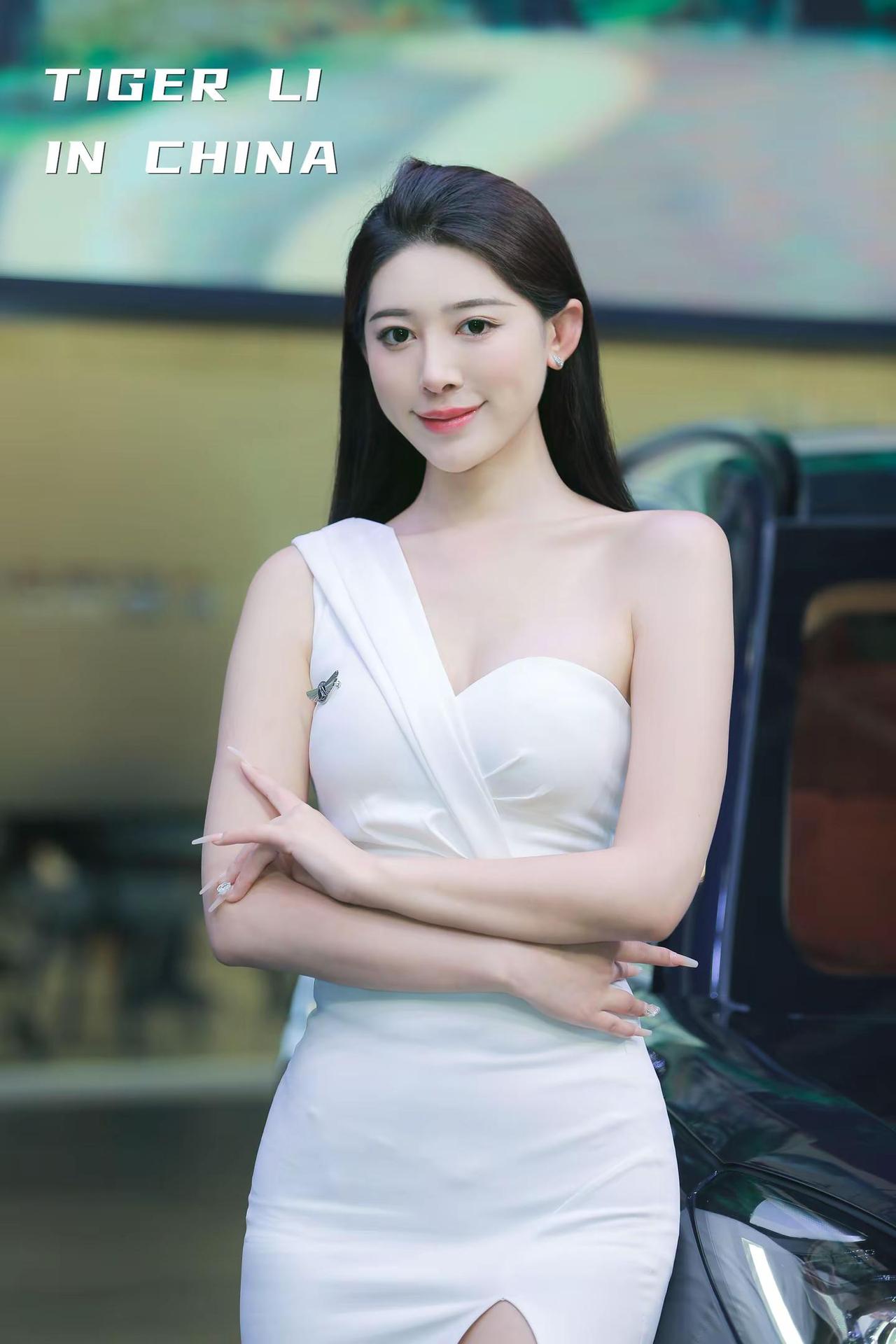 车展美女。中国古典美女的面容，身材超级完美，绝对是车模中的爱马仕车展车模 车展拍