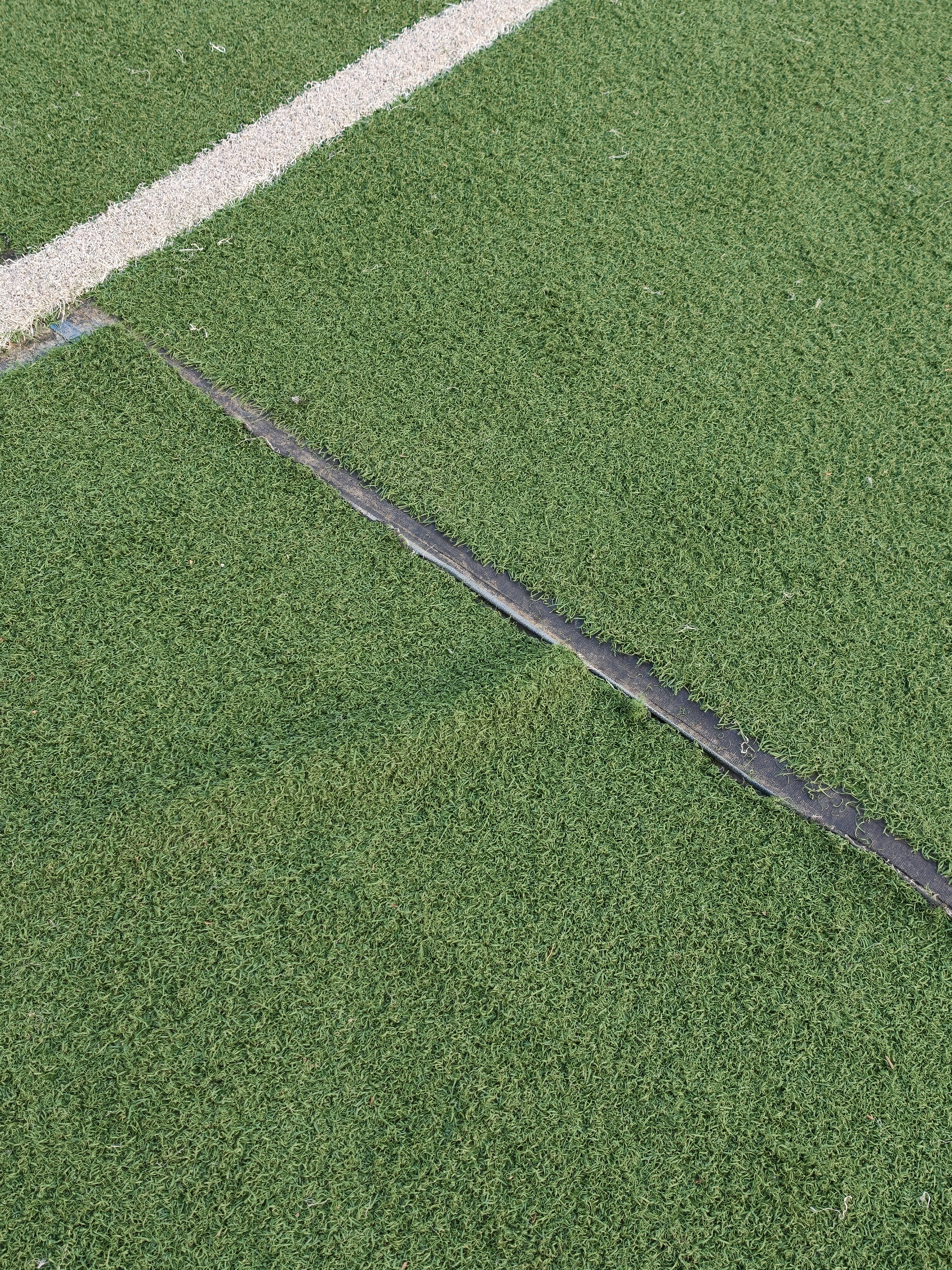 在草皮接缝这里滑了一下，我一个滑铲+翻滚差点没摔断腿