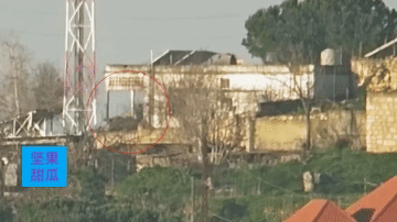 一锅端侵略者，黎巴嫩南部卡乌扎镇，以色列敌军占领一处比较显眼的房屋进行驻扎。黎巴