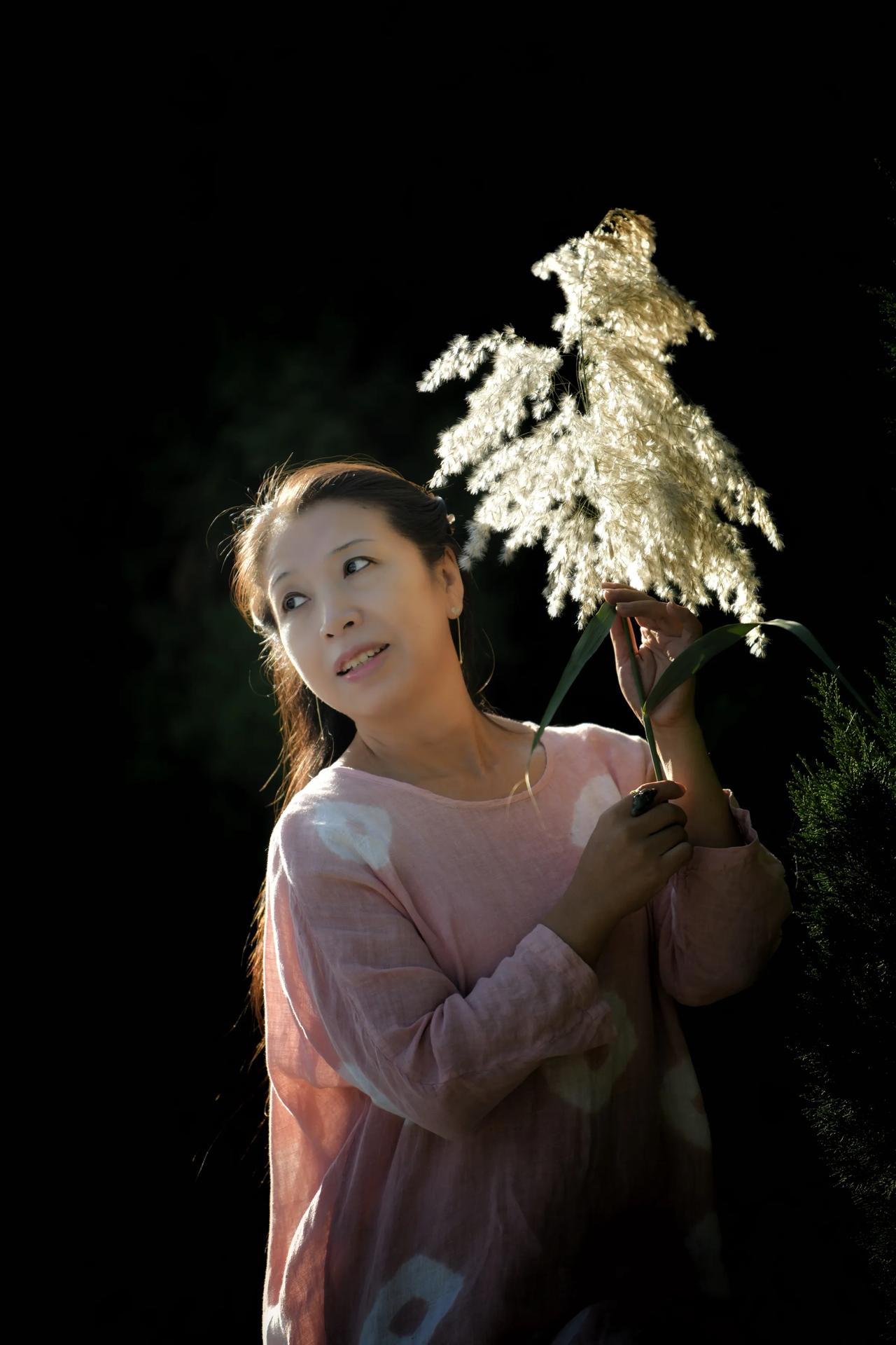 植物园拍摄一组黑背景人像。#人像写真推荐# #绝美写真推荐# #秋日氛围感美人#