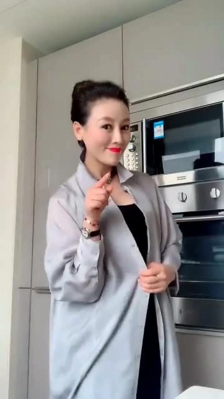 中年女人的魅力，52-63岁，个个貌美如花，风韵犹存，身材火辣，细腰长腿