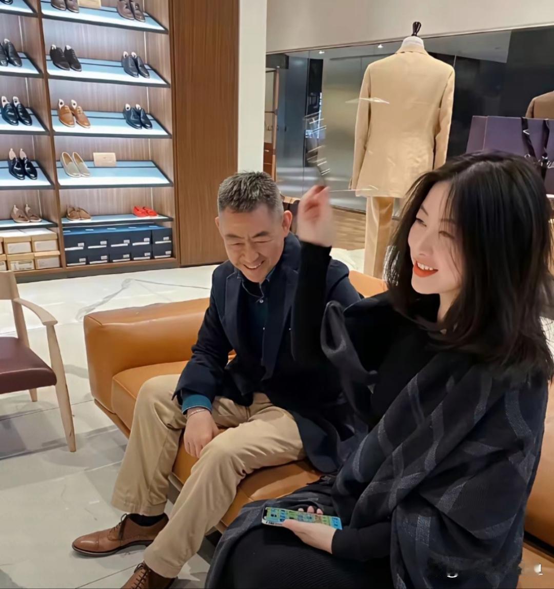 朱珠陪爸爸逛商场，老爷子气质不俗。 