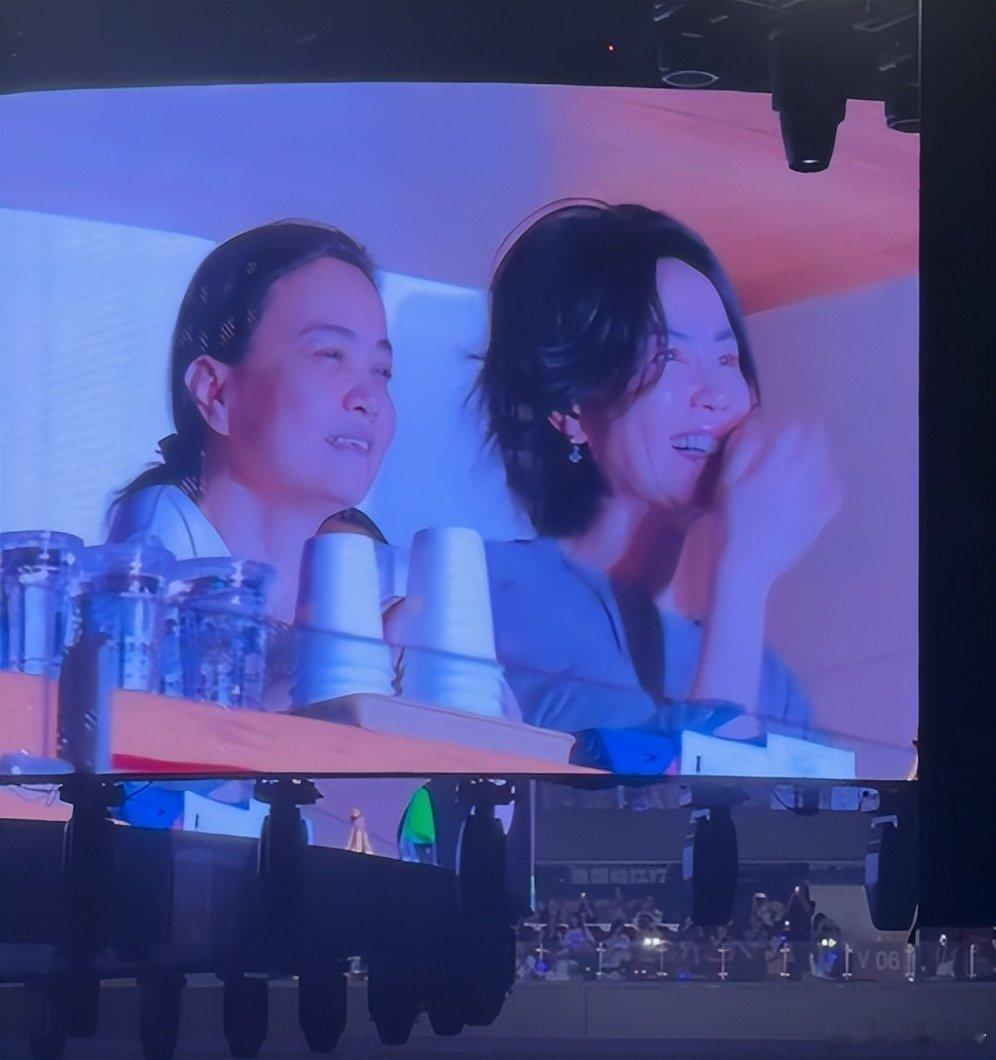 那英北京站演唱会迎来重磅好友捧场，王菲现身包厢观看演出。开场前王菲送上亲笔贺卡花