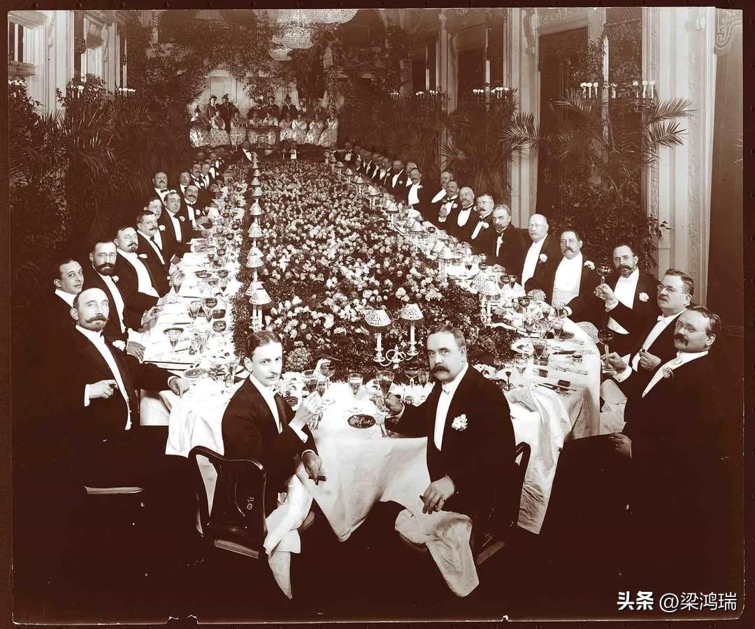 这张照片记录了 1904年12月7日 在纽约市 阿斯特酒店 (Hotel Ast