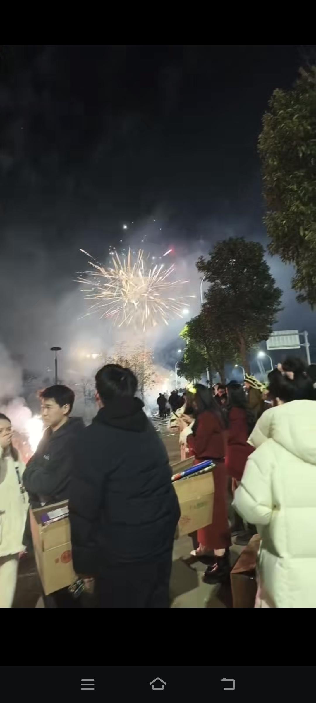 哥哥问我要不要去看一下舅舅，我说不想去。我哥骂我。年轻的时候在舅舅家吃过饭现在过