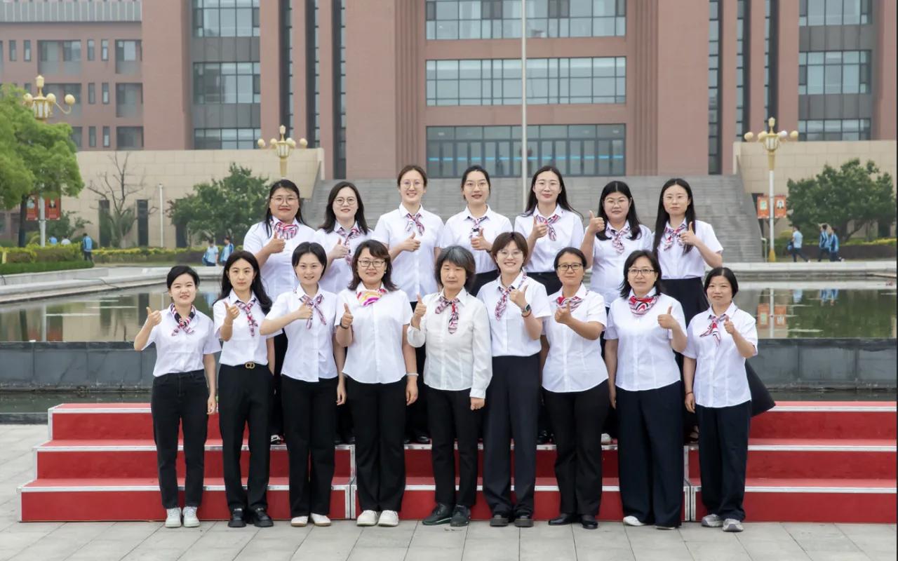 临沂第四中学西校区2026届高三学科教师合影