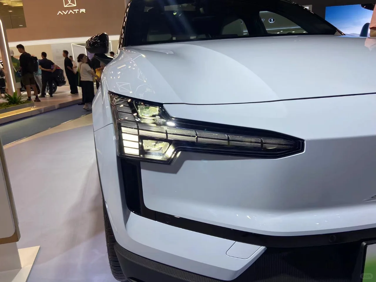 你们数数车灯里有几个吉利logo？