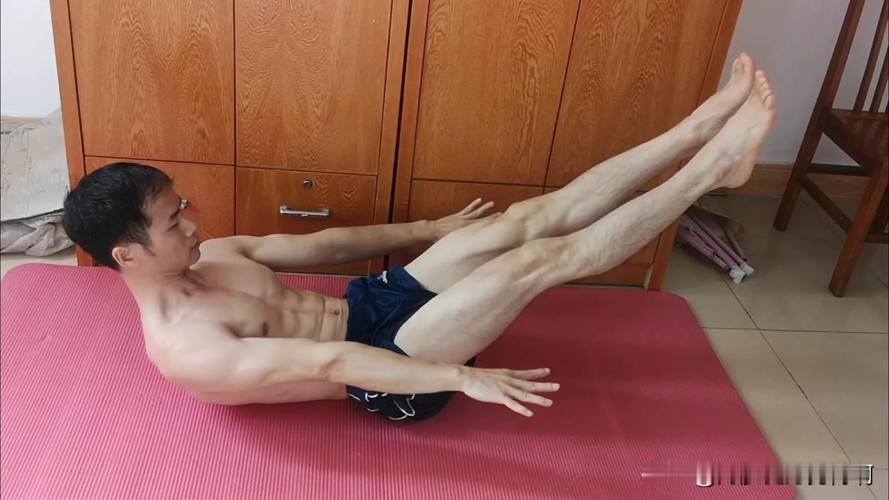 居家健身锻炼，核心力量的锻炼，躺着举腿抬肩，保持核心收紧，坚持到自己的极限，每天