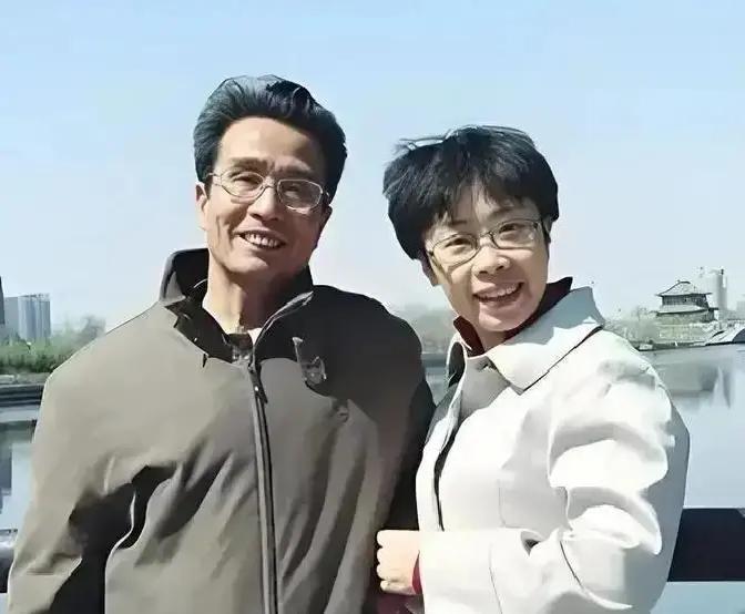 51岁北大才女蒙曼，终究没逃过老父亲临终的含泪催婚！老人拼尽最后力气哀求：干得再