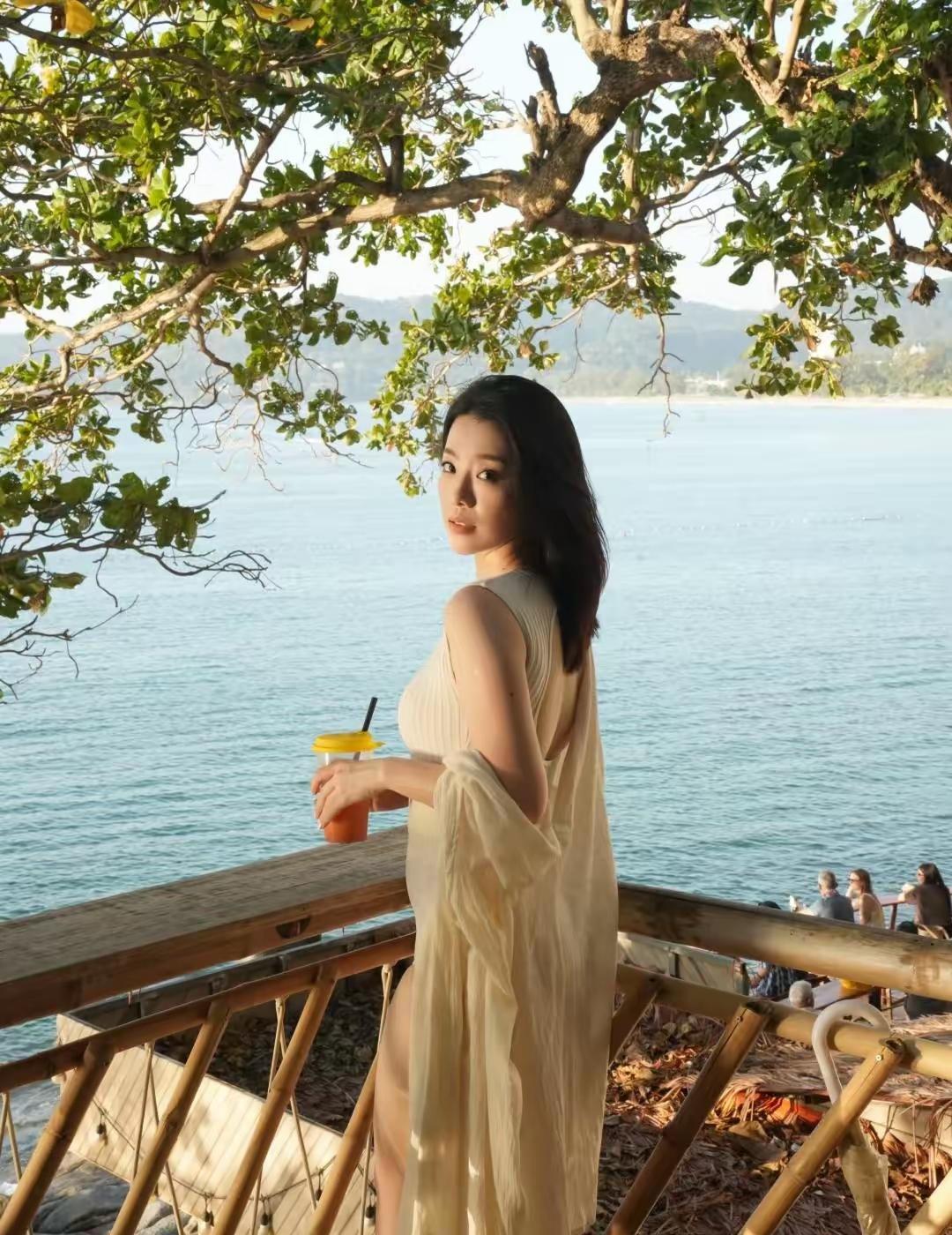 海边轻纱飘逸，悠闲时光，享受海风与阳光。🌊🌞👗