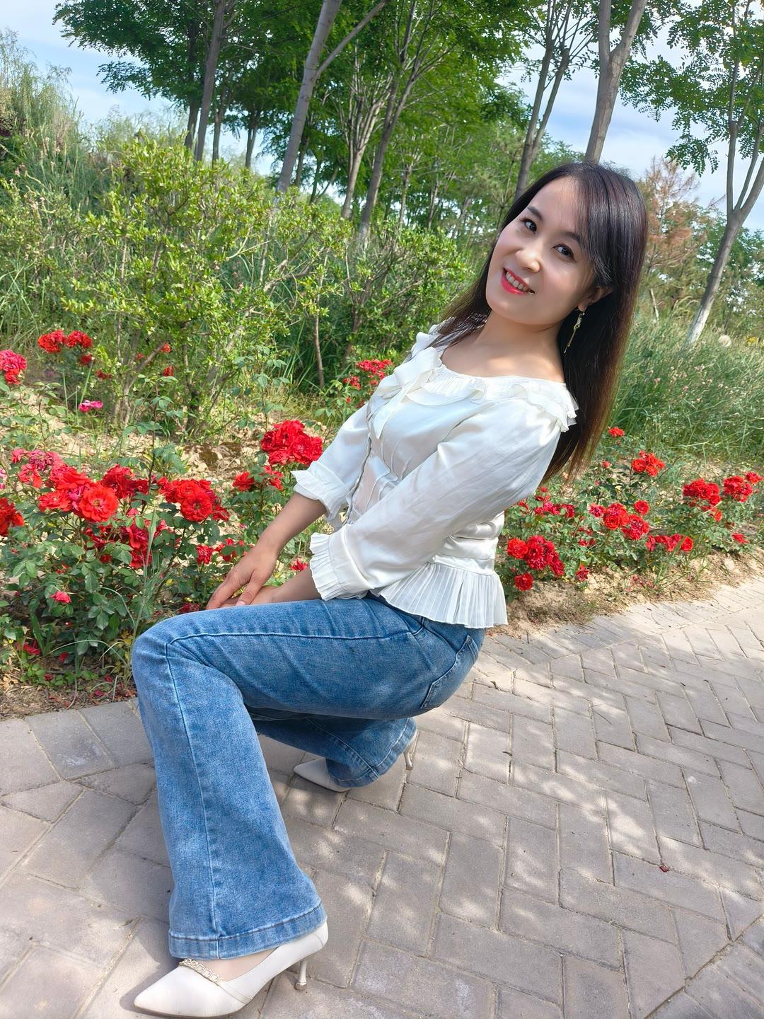四十岁的女人穿什么衣服得体穿紧身裤的小姐姐好看吗?