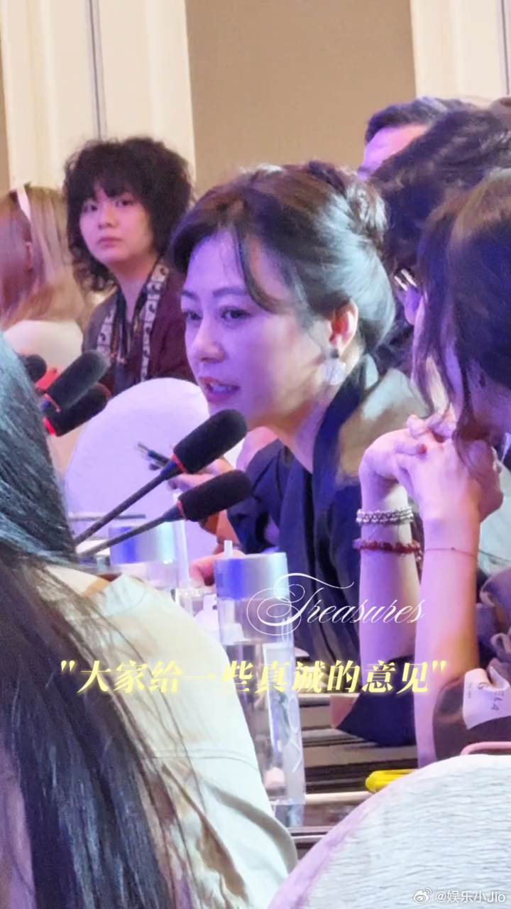 郝蕾疯狂输出的魅力好喜欢郝蕾这种直来直去的风格！认真输出观点的时候整个人都在发光
