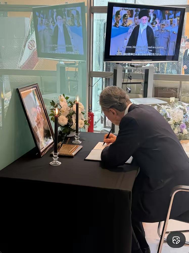 鸠山由纪夫近日前往伊朗驻日大使馆吊唁哈梅内伊，谴责了美以悍然轰炸伊朗的行为。
于