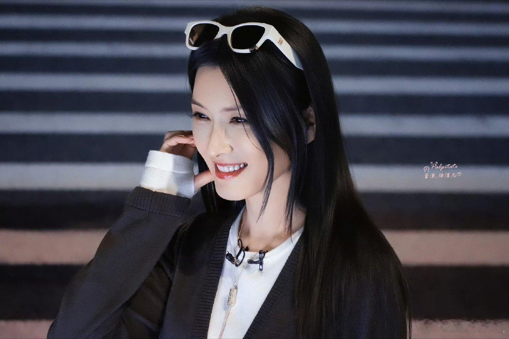 徐洁儿出道20年第一次被应援注水旗徐洁儿老来得粉 徐洁儿竟然是第一次收到粉丝应援