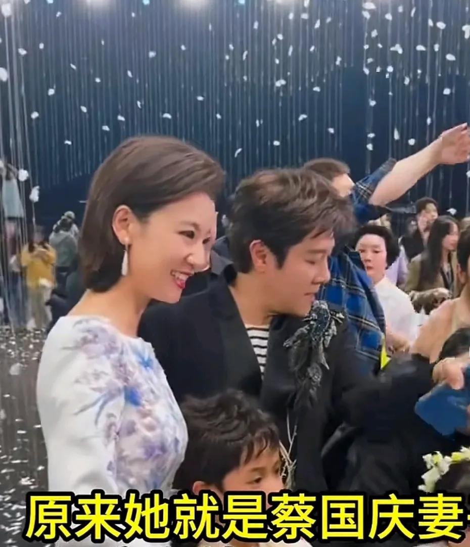 还真有夫妻相！

确实是漂亮啊，

难怪两个儿子那么帅。