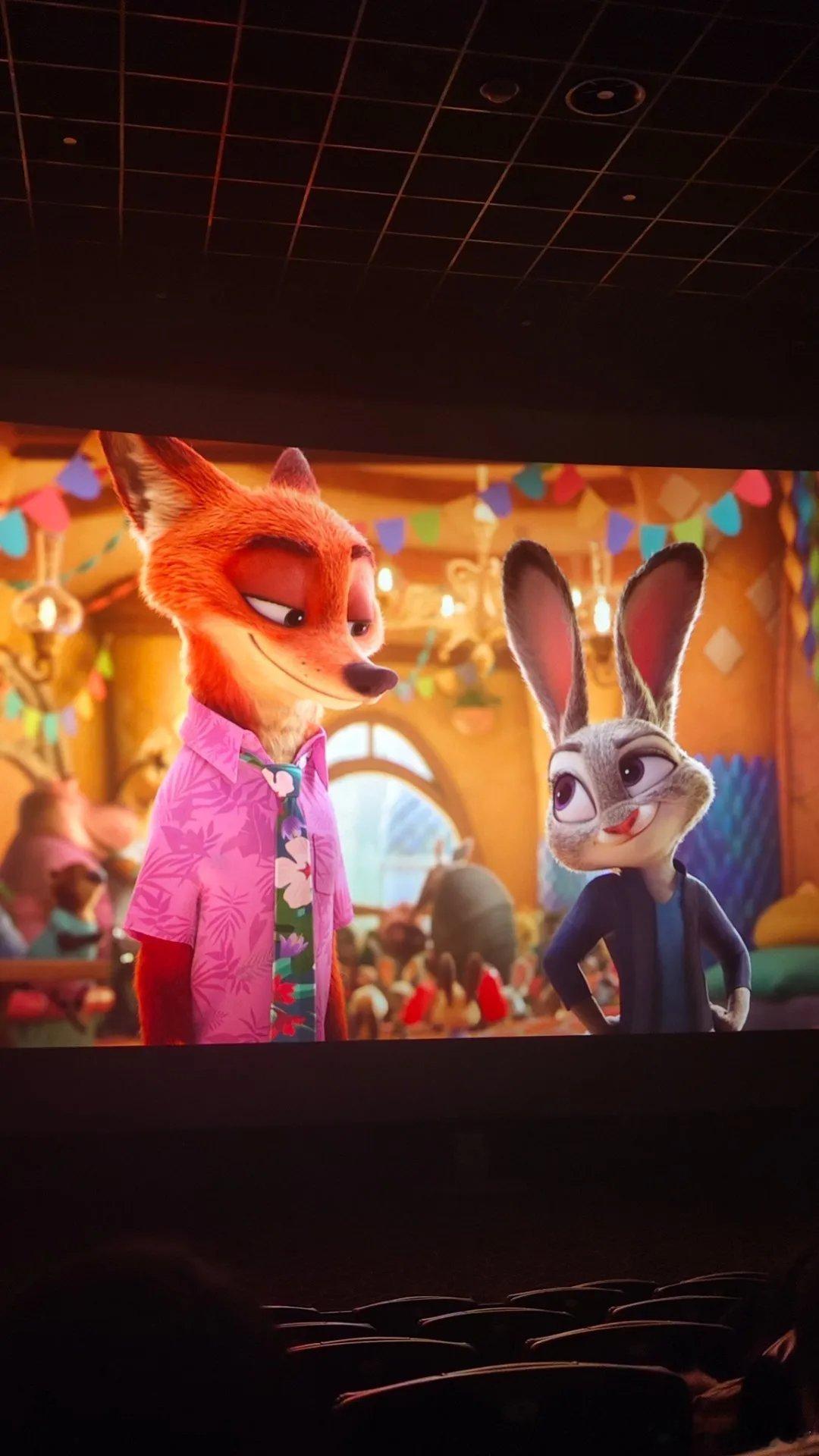 丁禹兮 今天带娃看疯狂动物城，她在影院中间大声的喊：我们是来看丁禹兮的！！！