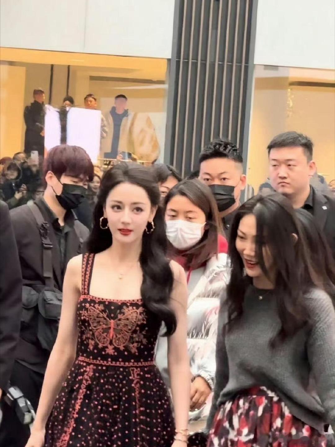 这是迪丽热巴吗？真的有点吓人了！ 这惊天的美貌 ​​​